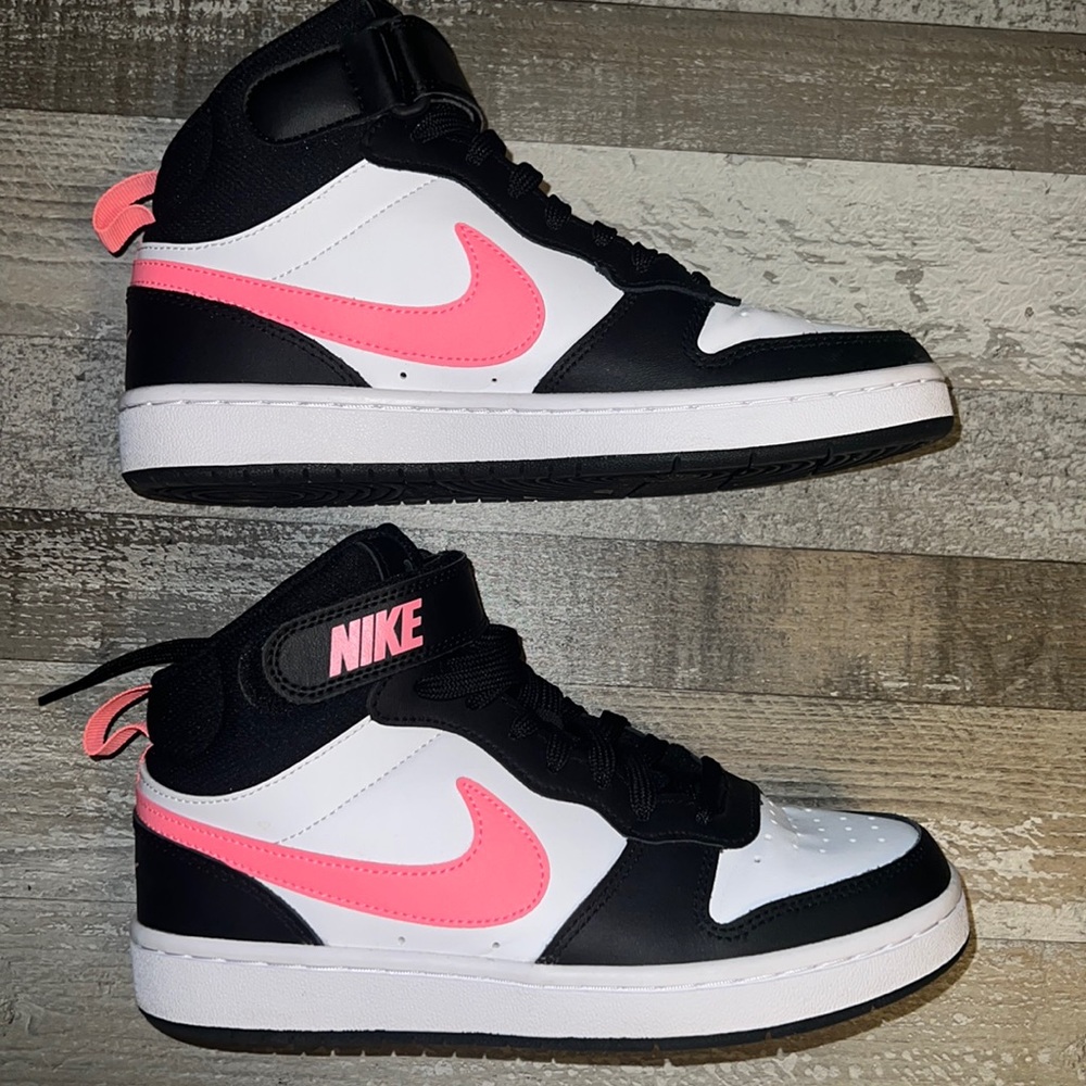 Gently used Nike Girls' Court Borough Mid 2 Shoes